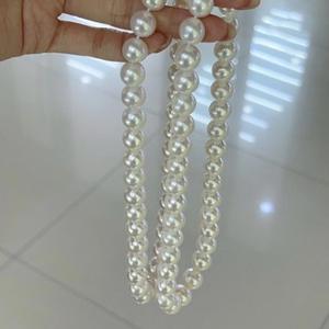 สร้อยคอมุกน้ำจืดทรงกลมสีขาวธรรมชาติ ขนาด 10-12 มม. คุณภาพสูง ดีไซน์หรูหรา แสงเงางาม พร้อมตำหนิเพียงเล็กน้อย บรรจุในกล่องของขวัญ - Product Image 4