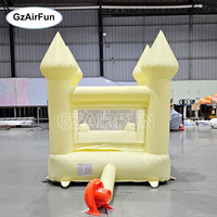 Château gonflable jaune pastel avec toboggan, structure de saut pour enfants pour événements, mariages et fêtes privées