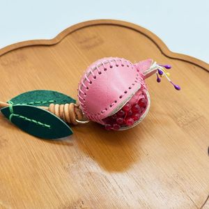Llavero de cuero genuino con forma de granada grande, hecho a mano y creativo, bonito colgante de fruta para bolso, mini colgante vintage para bolso. - Product Image 5