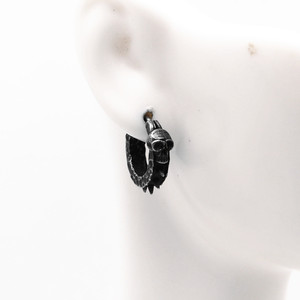 Pendientes Punk Huggie de yunnique, pendientes de aleación de zinc con forma de calavera negra, accesorios de moda unisex - Product Image 4
