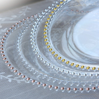 Meilleures ventes Assiettes de présentation de mariage rondes transparentes de 13 pouces avec bordure en perles dorées pour événements Assiette de mariage ronde de 13 pouces