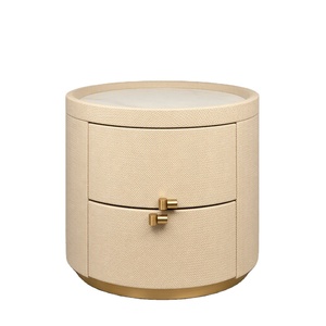 Comodino Cilindrico Moderno Color Crema con 2 Cassetti Curvi Rivestiti in Velluto, Maniglie in Ottone Dorato, Realizzato a Mano in Legno Ecologico per Camera da Letto e Sala da Pranzo - Product Image 1