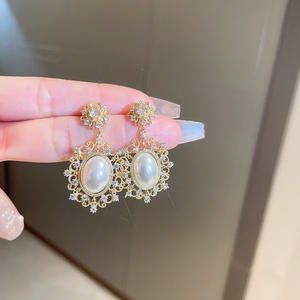 Eleganti orecchini pendenti placcati in oro con perla coltivata ovale e design floreale in cristallo per donna, gioielli da matrimonio in stile classico - Product Image 3