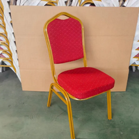 Chaises d'événement empilables à cadre doré et assise rouge pour salles de banquet, églises, mariages, conférences, cérémonies et hôtels - Vente en gros