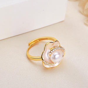 Anillo de Perlas de Agua Dulce Redondas y Planas con Camelia Chapada en Oro de 18K al por Mayor, Joyería Delicada con Perlas Reales para Mujer - Product Image 1