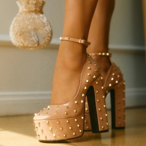 Escarpins noirs en cuir verni à rivets pour femme, talons épais hauts, plateforme et bride cheville, design de marque - Product Image 3