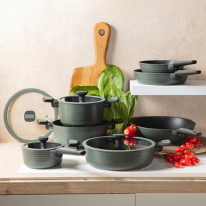 Ensemble de casseroles et poêles modernes antiadhésives vertes 11 pièces en aluminium avec revêtement céramique et couvercles en verre pour gaz et induction - Product Image 6