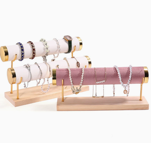 Présentoir à bijoux multi-niveaux en bois massif et daim en forme de T pour bracelets, montres et colliers - Product Image 1