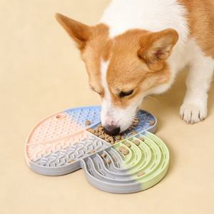 แผ่นรองเลียอาหารสัตว์เลี้ยงรูปทรงพิเศษสำหรับสุนัขและ<span class=keywords><strong>แมว</strong></span> หลากสีสัน ป้องกันการรั่วซึม เป็นมิตรกับสิ่งแวดล้อม พกพาสะดวก ดีไซน์สวยงาม ช่วยให้กินอาหารช้าลง - Product Image 1