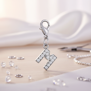 Ciondolo a forma di lettera M in cristallo con strass per la creazione di gioielli - Product Image 3