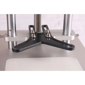 Máquina semiautomática de escritorio para cerrar tapas de rosca, goteros, bombas y botellas, para desinfectantes, detergentes y productos de limpieza, con boquilla tipo pico de pato. - Product Image 4