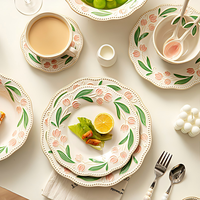Service de table en céramique classique 2026 avec motifs floraux en relief, vaisselle décorative sous glaçure colorée, assiettes compatibles micro-ondes, vente en gros