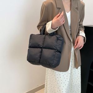 Sacs à main matelassés de couleur unie simples pour femmes, sac fourre-tout matelassé, logo personnalisé - Product Image 6