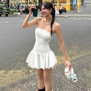 Vestido Mini Romántico Francés de Encaje con Hombros Descubiertos, Diseño de Cintura Ajustada, Falda Ligera con Volantes, Vestido para Mujer - Product Image 1