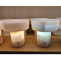 Lampes de table miniatures en marbre onyx naturel, très tendance 2026, pour la décoration intérieure et les mini-bars.