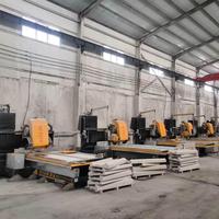 Machine de découpe automatique de pierre à profil linéaire avec table rotative supplémentaire