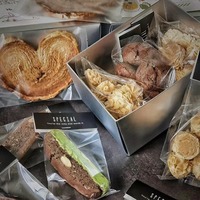 Boîte d'emballage rectangulaire durable en argent pour biscuits, fabriquée avec des matériaux recyclés, pour collations aseptiques, lait, dattes, caramel, bonbons, gâteaux et pâtisseries