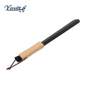Calzador Yinste con mango de madera y cepillo negro para calzar y limpiar zapatos fácilmente - Product Image 1