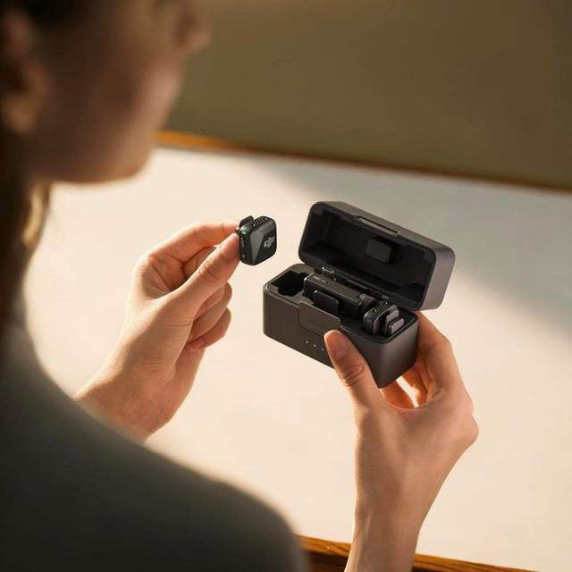 Hot Sale DJI Mic 250m Transmission Range Portable Compact Portable DJI Mic 14 Hours Onboard Memory Dual-Channel Wireless