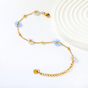Pulsera de Mujer con Perlas y Flores de Acero Inoxidable Chapado en Oro de 18K - Diseño Floral Azul y Blanco, Hipoalergénica e Impermeable - Product Image 3
