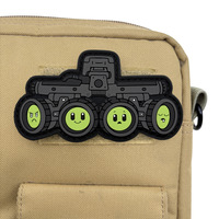 Badge en caoutchouc 3D PVC motif visage souriant à quatre yeux, vision nocturne panoramique, prêt à être expédié, idéal pour les brassards tactiques