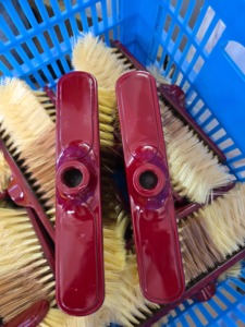 Balai de nettoyage en plastique personnalisé pour sols, manche long en bois, balai <span class=keywords><strong>fantaisie</strong></span> avec manche, idéal pour l'intérieur - Vente en gros - Product Image 2