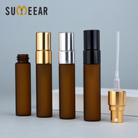 SUMEEAR Flacon pulvérisateur de parfum en verre ambré givré de 5 ml, mini flacons d'échantillons de parfum vides, flacons rechargeables, atomiseur, logo personnalisé