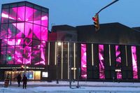Mur vidéo LED transparent d'intérieur P2.8-5.2, écran couleur HD pour vitrine de centre commercial