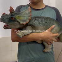 Accessoire de dinosaure pour bébé à commande manuelle pour fêtes, ou marionnette interactive de bébé Triceratops pour spectacle commercial
