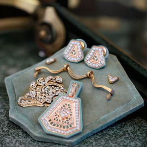 Élégant ensemble de bijoux en or 18 carats pour femmes pendentif et boucles d'oreilles - Product Image 1