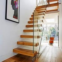 Escalier flottant moderne en bois massif durable avec rampe en verre, facile à installer pour une utilisation intérieure dans les maisons et les villas
