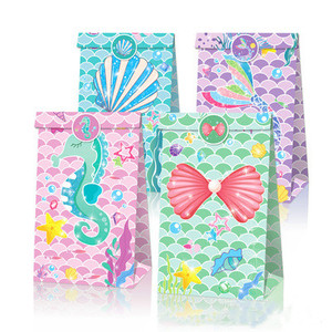 Sac cadeau en papier sur le thème des sirènes avec autocollant - Product Image 1