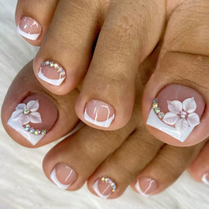 Qianya 24 piezas Toe Press en uñas con diseño floral blanco y diamantes-Arte de uñas de pedicura elegante con estilo de lujo suave - Product Image 4