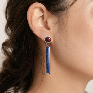 Orecchini pendenti vintage lunghi ed eleganti con design a colori rosso e blu, accessori di bigiotteria alla moda per l'uso quotidiano da donna - Product Image 2