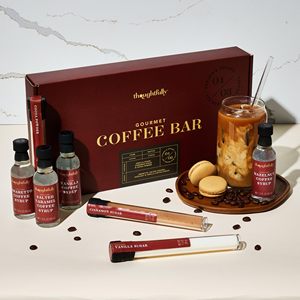 Set de Regalo para Cafetería que Incluye 4 Deliciosos Siropes, 2 Azúcares de Diferentes Sabores, 1 Cacao en Polvo en Envases de Vidrio Hechos a Mano, Eleva tu Experiencia - Product Image 4