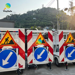 Remolque de Advertencia Solar Plegable Móvil con Señalización de Tráfico y Luces de Flecha para Obras de Carreteras - Product Image 3