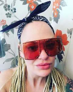 Lunettes de soleil steampunk carrées pour femmes, avec logo personnalisé, rivets métalliques uniques, protection UV400, style masque. - Product Image 3