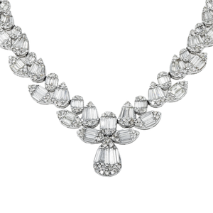 Collar de Diamantes con Diseño en V de Oro Blanco de 14K Personalizado en Oferta, Joyería para Bodas Disponible a Buen Precio - Product Image 3