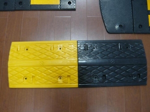 Reductor <span class=keywords><strong>de</strong></span> <span class=keywords><strong>Velocidad</strong></span> <span class=keywords><strong>de</strong></span> Goma <span class=keywords><strong>de</strong></span> Alta Calidad y Durabilidad para Seguridad <span class=keywords><strong>Vial</strong></span>, 500*350*50mm, Señalización <span class=keywords><strong>de</strong></span> Advertencia <span class=keywords><strong>de</strong></span> Tráfico - Product Image 1