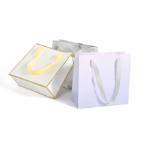 Sac cadeau en papier laminé de luxe personnalisé DEQI, sac de shopping à fond large avec poignée en ruban pour mariage, boutique de vêtements, emballage