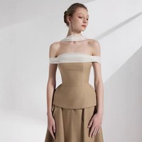 En stock : Ensemble deux pièces chic style vietnamien, haut color-block à épaules dénudées et jupe longue asymétrique, modèle été en polyester