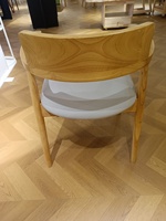 Fauteuil moderne de style nordique avec cadre en bois de frêne blanc et coussin en cuir souple pour le salon