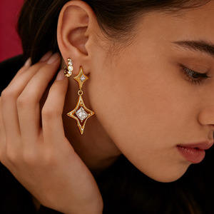 Boucles d'oreilles pendantes en forme d'étoile plaquées or 18 carats avec zircon incrusté, bijoux de mode pour femmes actives EH12241 - Product Image 1