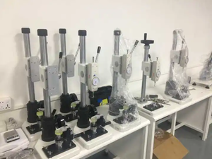 Probador de resistencia de tracción y desprendimiento IMADA FB 30 Gauge para broches de prendas de vestir - Product Image 3