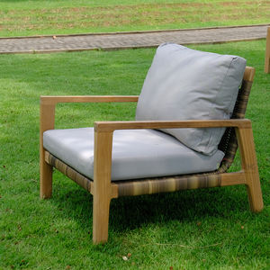 La chaise longue Andorra combine du bois de teck durable et un tissage en rotin, idéale pour les environnements extérieurs tels que les villas, les hôtels - Product Image 2