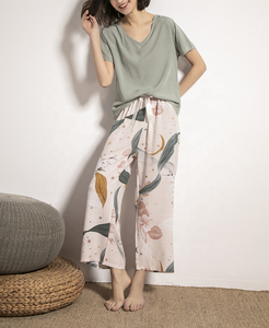 Set Pigiama Donna in Seta-Poliestere Tinto in Capo, Scollo a V, Maniche Corte, Lunghezza al Ginocchio, Asciugatura Rapida, Traspirante, per la Notte - Campione Gratuito - Product Image 4