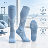 Chaussettes de compression sportives bleu clair à compression graduée pour mollets, avec tableau de mesure, manchette plus large et densité de tricot à bout plat