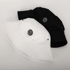 หมวกกันแดดผ้าฝ้ายสีขาวโพลีเอสเตอร์สำหรับผู้ชายผู้หญิงหมวกทรงถังใส่100% แบบพลิกกลับได้ - Product Image 1