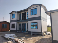 Maison préfabriquée durable et élégante, architecture de conteneur détachable avec tuiles en résine, panneau sandwich en acier, logement confortable