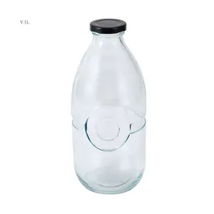 Nueva llegada Cristalería redonda Beber Diseño de insignia en relieve Botella de leche Botellas de vidrio con tapa de metal